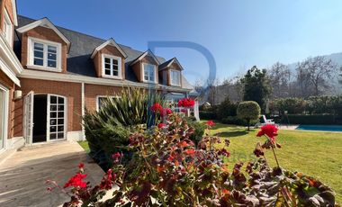 HERMOSA  CASA ESTILO GEORGIAN CON JARDÍN