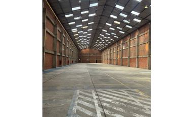 ARRIENDA BODEGA 4.350 M2 SIBERIA