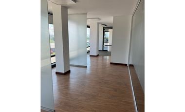 ARRIENDA BODEGA 4.350 M2 SIBERIA