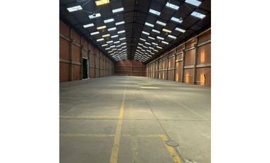 ARRIENDA BODEGA 4.350 M2 SIBERIA