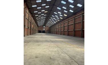 ARRIENDA BODEGA 4.350 M2 SIBERIA