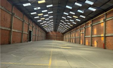 ARRIENDA BODEGA 4.350 M2 SIBERIA