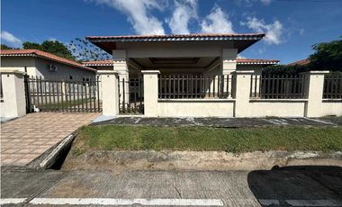 VENTA DE CASA EN DAVID COMPLETAMENTE CERCADA