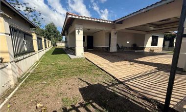 VENTA DE CASA EN DAVID COMPLETAMENTE CERCADA