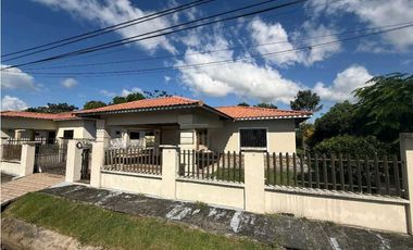 VENTA DE CASA EN DAVID COMPLETAMENTE CERCADA