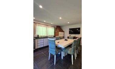 Chalet en Venta. Zona Guemes. sobre lote de 925 Metros.