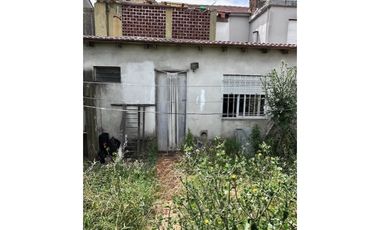 VENTA CASA EN PH DE 4 AMB. C/ GARAGE, QUINCHO Y PARQUE. A RECICLAR