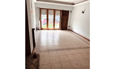 VENTA CASA EN PH DE 4 AMB. C/ GARAGE, QUINCHO Y PARQUE. A RECICLAR