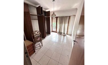 VENTA CASA EN PH DE 4 AMB. C/ GARAGE, QUINCHO Y PARQUE. A RECICLAR