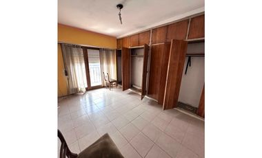 VENTA CASA EN PH DE 4 AMB. C/ GARAGE, QUINCHO Y PARQUE. A RECICLAR