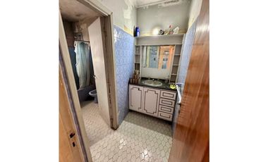 VENTA CASA EN PH DE 4 AMB. C/ GARAGE, QUINCHO Y PARQUE. A RECICLAR