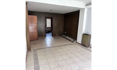 VENTA CASA EN PH DE 4 AMB. C/ GARAGE, QUINCHO Y PARQUE. A RECICLAR