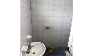 VENTA CASA EN PH DE 4 AMB. C/ GARAGE, QUINCHO Y PARQUE. A RECICLAR