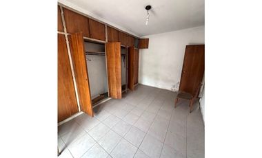 VENTA CASA EN PH DE 4 AMB. C/ GARAGE, QUINCHO Y PARQUE. A RECICLAR