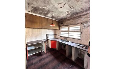 VENTA CASA EN PH DE 4 AMB. C/ GARAGE, QUINCHO Y PARQUE. A RECICLAR