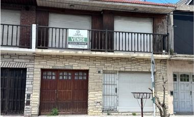 VENTA CASA EN PH DE 4 AMB. C/ GARAGE, QUINCHO Y PARQUE. A RECICLAR