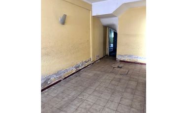 VENTA CASA EN PH DE 4 AMB. C/ GARAGE, QUINCHO Y PARQUE. A RECICLAR