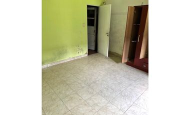 VENTA CASA EN PH DE 4 AMB. C/ GARAGE, QUINCHO Y PARQUE. A RECICLAR