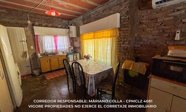 Casa en venta c/ cochera en Luis Guillón