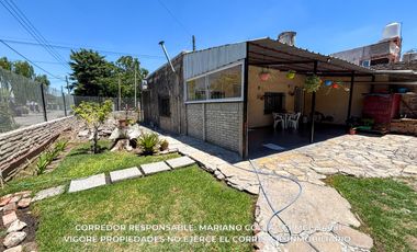 Casa en venta c/ cochera en Luis Guillón