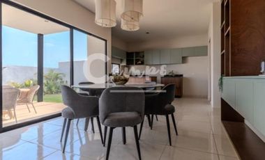 Casa de 2 pisos, 3 recamaras en privada en Conkal Yucatan  Entrega inmediata