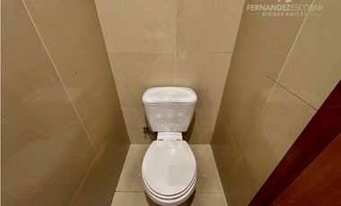 REÑACA - ARRIENDA OFICINA CON DOS PRIVADOS Y BAÑO EN PLENO CENTRO