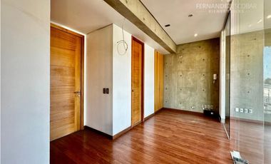 REÑACA - ARRIENDA OFICINA CON DOS PRIVADOS Y BAÑO EN PLENO CENTRO