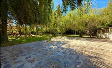 SAN ESTEBAN - VENDE PROPIEDAD CON SALÓN DE EVENTOS Y CASA DE HUESPEDES