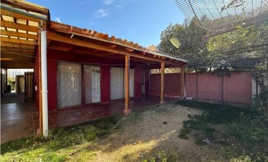 CALLE LARGA - VENDE CASA DE DOS PISOS 4D 3B COND. LOS MAITENES