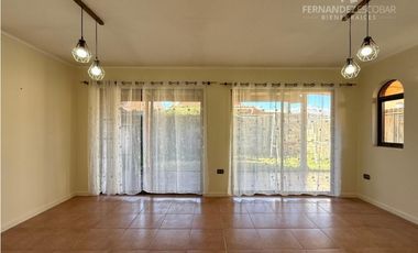 CALLE LARGA - VENDE CASA DE DOS PISOS 4D 3B COND. LOS MAITENES