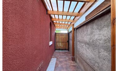 CALLE LARGA - VENDE CASA DE DOS PISOS 4D 3B COND. LOS MAITENES