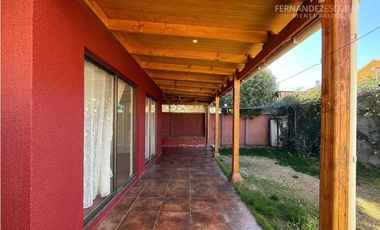 CALLE LARGA - VENDE CASA DE DOS PISOS 4D 3B COND. LOS MAITENES