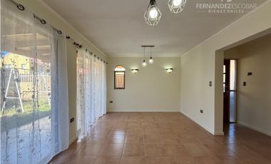 CALLE LARGA - VENDE CASA DE DOS PISOS 4D 3B COND. LOS MAITENES