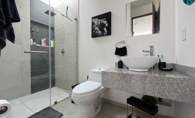 Casa en RENTA Toluca, cercana a Plaza Santín, dentro de Fraccionamiento nuevo, doble filtro de seguridad.