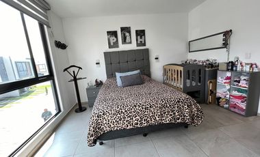 Casa en RENTA Toluca, cercana a Plaza Santín, dentro de Fraccionamiento nuevo, doble filtro de seguridad.