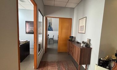 Excelente oficina Luis Pasteur 4 privados 2 estac.