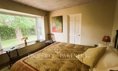 Casa sólida pareada, en sector tradicional de Santo Domingo