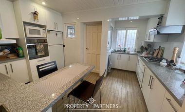 Casa sólida pareada, en sector tradicional de Santo Domingo