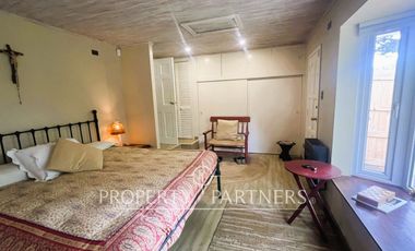 Casa sólida pareada, en sector tradicional de Santo Domingo