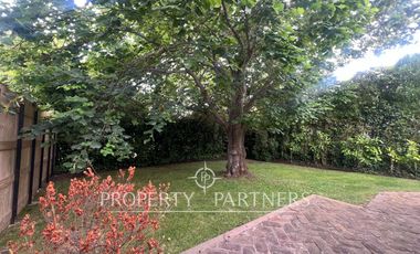 Casa sólida pareada, en sector tradicional de Santo Domingo