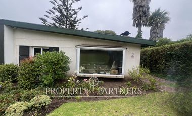 Casa sólida pareada, en sector tradicional de Santo Domingo