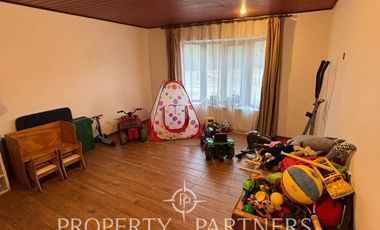 Amplia parcela en terreno plano con 2 casas