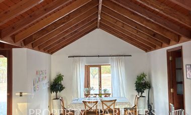 Amplia parcela en terreno plano con 2 casas