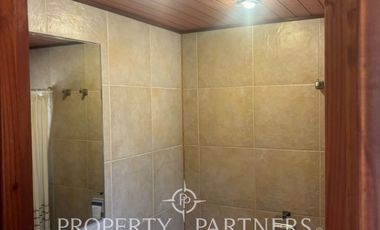 Amplia parcela en terreno plano con 2 casas