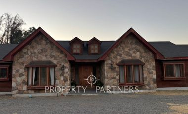 Amplia parcela en terreno plano con 2 casas