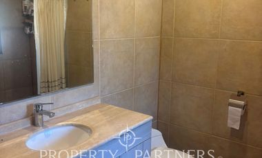 Amplia parcela en terreno plano con 2 casas