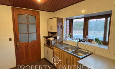 Amplia parcela en terreno plano con 2 casas