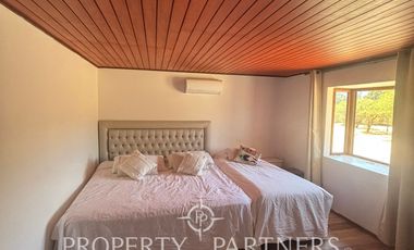 Amplia parcela en terreno plano con 2 casas