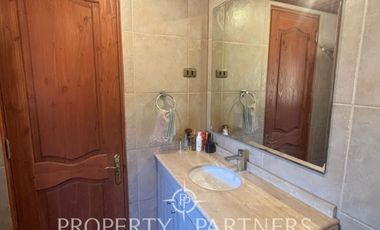 Amplia parcela en terreno plano con 2 casas