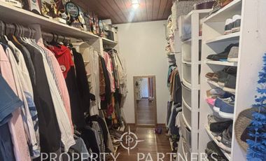 Amplia parcela en terreno plano con 2 casas